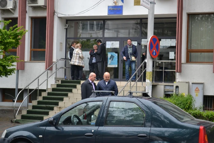 Oamenii de afaceri băcăuani sunt audiaţi la Parchetul Judecătoriei Bacău FOTO Mircea Merticariu