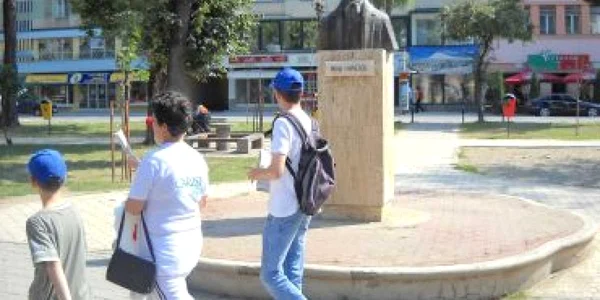 Alba Iulia: Întâlnire la statuia lui Mihai Eminescu