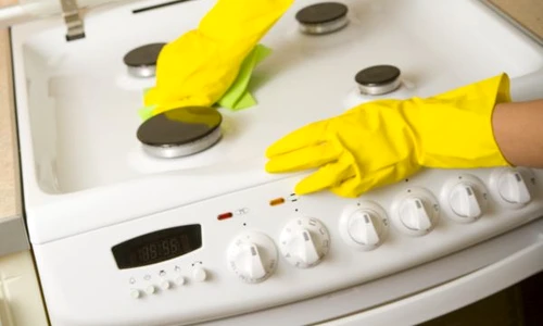 femeie aragaz curatare curatenie spalare bucatarie shutterstock 10029706 jpeg