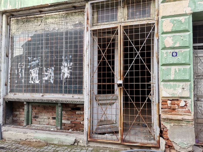Proprietarii au lăsat clădirile de izbeliște FOTO: Alina Mitran