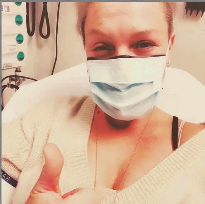 
    Cântăreața a pus o poză din spital pe o rețea socialăFoto: Instagram  