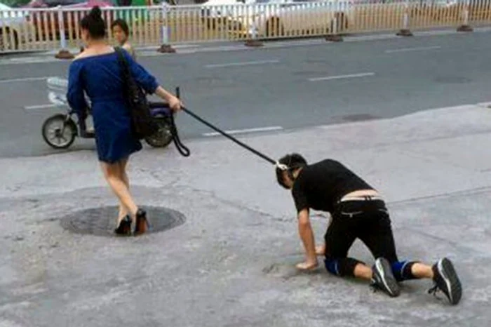 Bărbat plimbat în lesă pe străzile din China. Foto mirror.co.uk