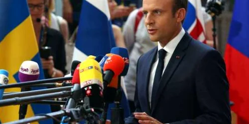 Emmanuel Macron vorbeste la sosirea la primul sau summit european FOTO AFP