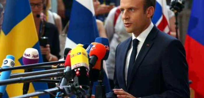 Emmanuel Macron răspunde întrebărilor jurnaliştilor la sosirea la primul său summit european FOTO AFP