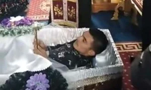 poza 1 pt site baiat sicriu jpeg