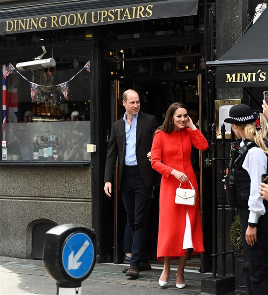 Prințul William şi Kate Middleton au luat metroul pentru a merge la pub