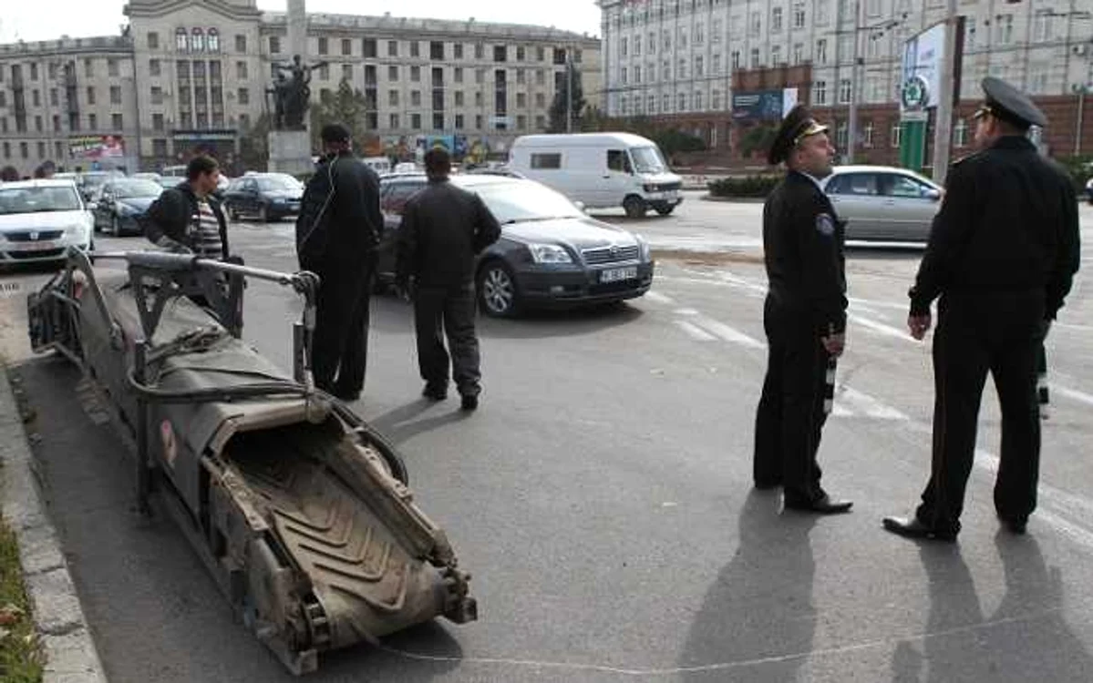 Utilajul s-a răsturnat în faţa Academiei de Ştiinţe a Moldovei Foto: Tudor Iovu