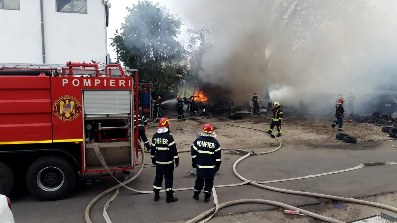 
    Incendiu la un depozit din zona Trafic Greu din Bucureştifoto: ISU București  