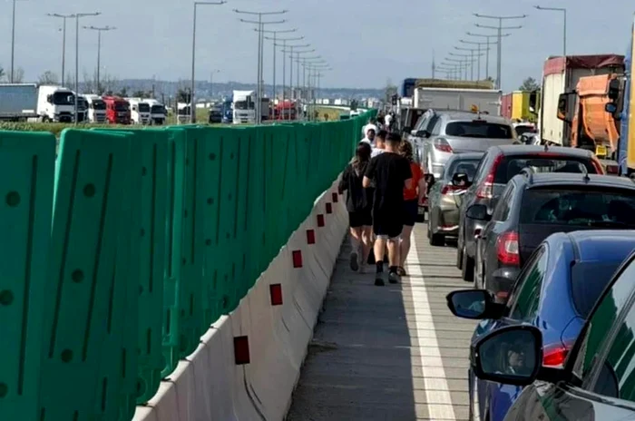 Cozi de mașini pe Podul Prieteniei FOTO: Poliția Română.