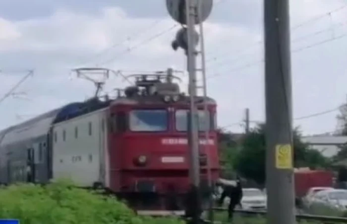 Mecanicul a coborât din locomotivă