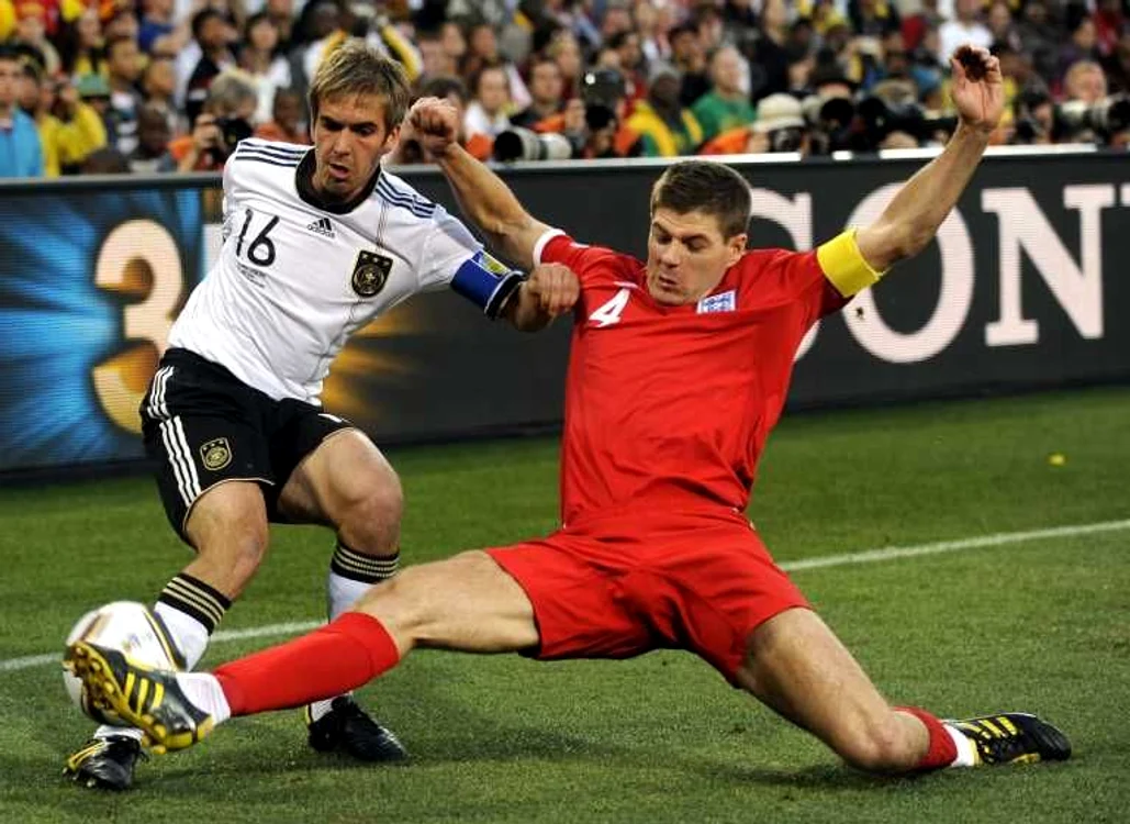 
    Steven Gerrard (în roşu) nu a avut evoluţiile aşteptate la Mondial EPA  