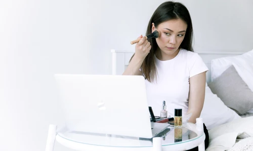 1 femeie care se machiaza jpg jpeg