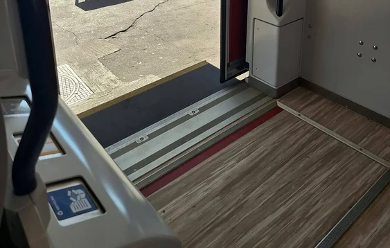 Distanța dintre peron și vagonul de tren este foarte mare