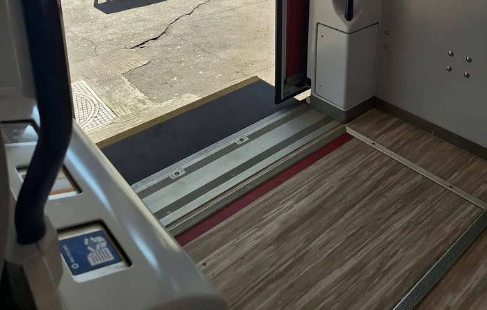 Distanța dintre peron și vagonul de tren este foarte mare