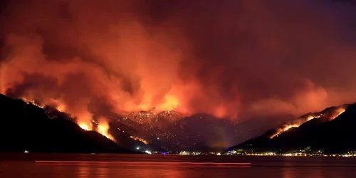Focul înghite 17 provincii din Turcia. 4 morţi şi mii de evacuaţi. Operaţiuni de salvare fără precedent. FOTO EPA-EFE