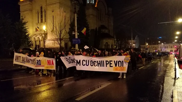 Cujenii au ieşit din nou în stradă. FOTO: Remus Florescu