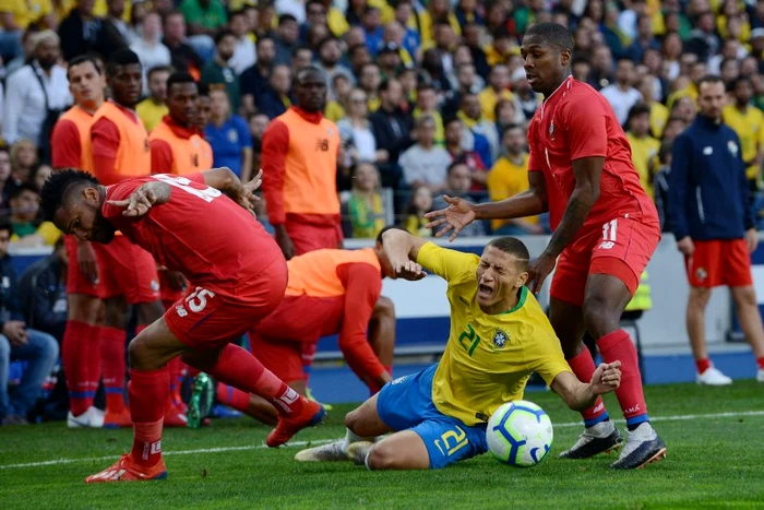 
    Brazilianul Richarlison Andrade a fost stopat prin fault de Eric DavisFoto: Guliver / GettyImages  