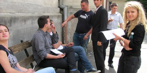 Candidaţii au ieşit de la prima probă în jurul orei 12.00