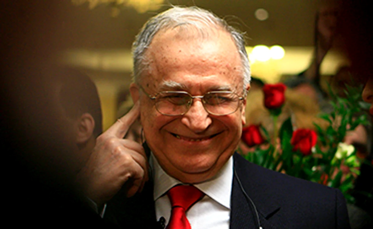 
    Masca şi farurile maşinii amintesc de zâmbetul fostului şef de stat  