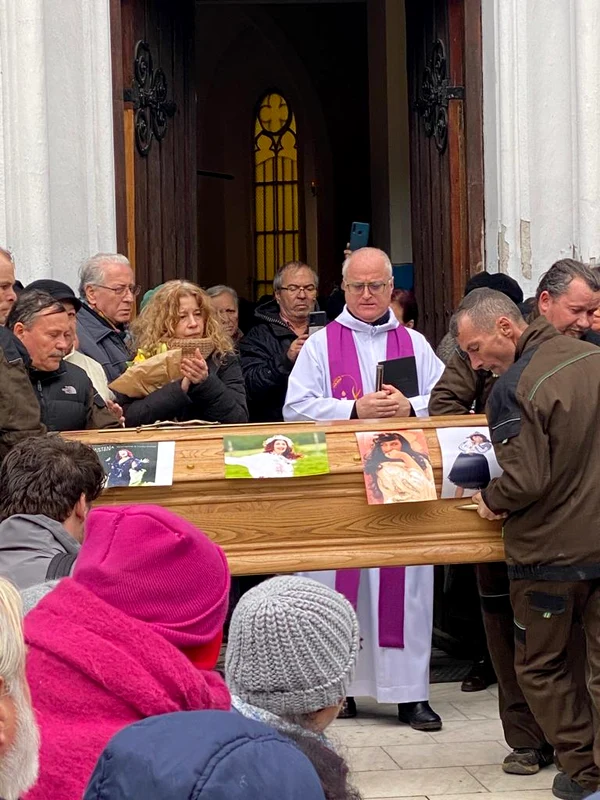     În momentul în care sicriul cu trupul neînsuflețit al Ronei Hartner a fost scos din capelă și dus către locul de veci, oamenii au aplaudat 