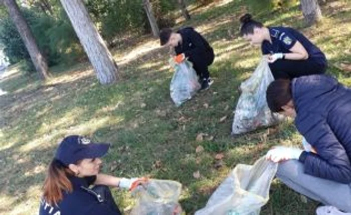 Poliţiştii ialomiţeni, la campanie de igienizare FOTO IPJ Ialomiţa