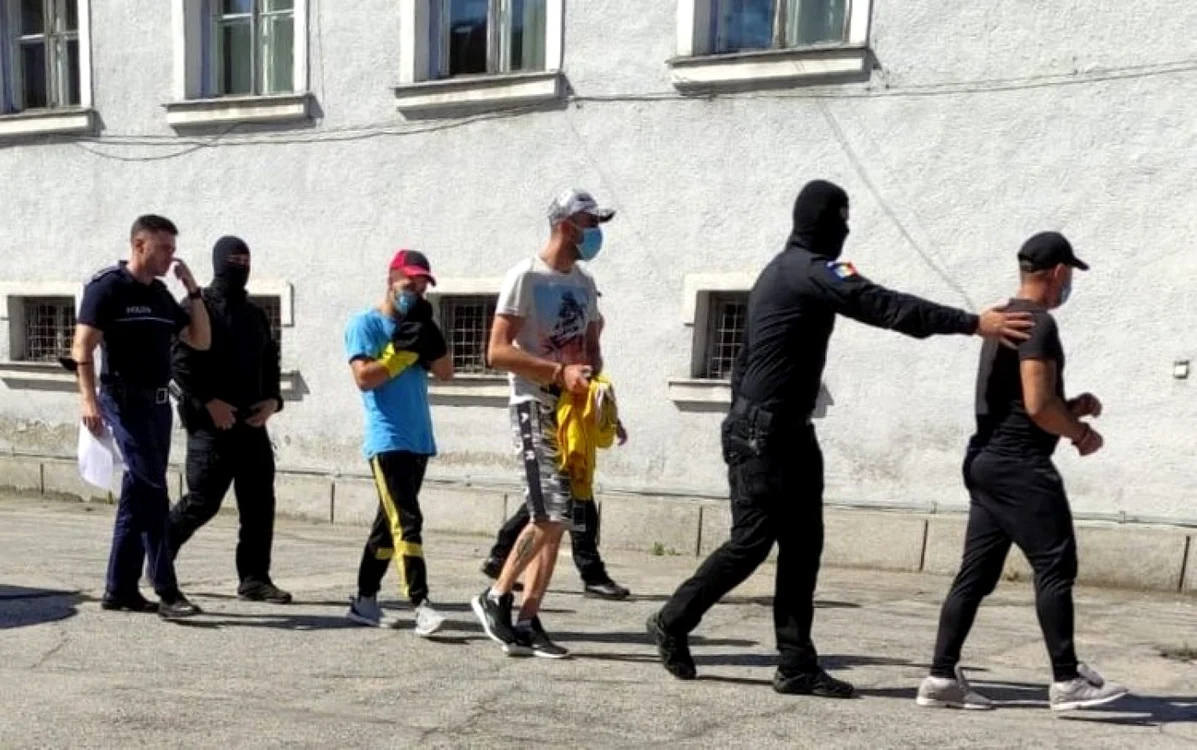 Trei tineri au fost reţinuţi în urma raziei din Petroşani. FOTO: IPJ Hunedoara.