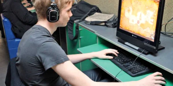Băieţii se dau în vânt  după jocurile pe computer  