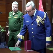 Amiralul Igor Kostîukov (dreapta), predând controlerul UAV-ului atașatului militar american Foto: Ministerul Apărării al Rusiei