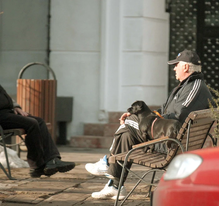 Szobi mergea peste tot cu Lilica, o ducea chiar şi la birou