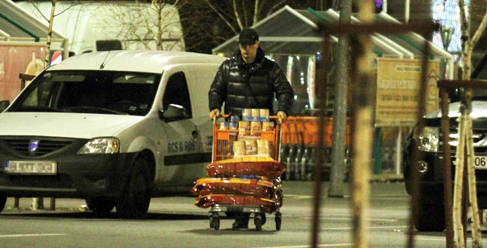 Octavian Bellu a ieşit din magazin cu un cărucior plin cu mâncare pentru căţei FOTOGRAFII: Blitz