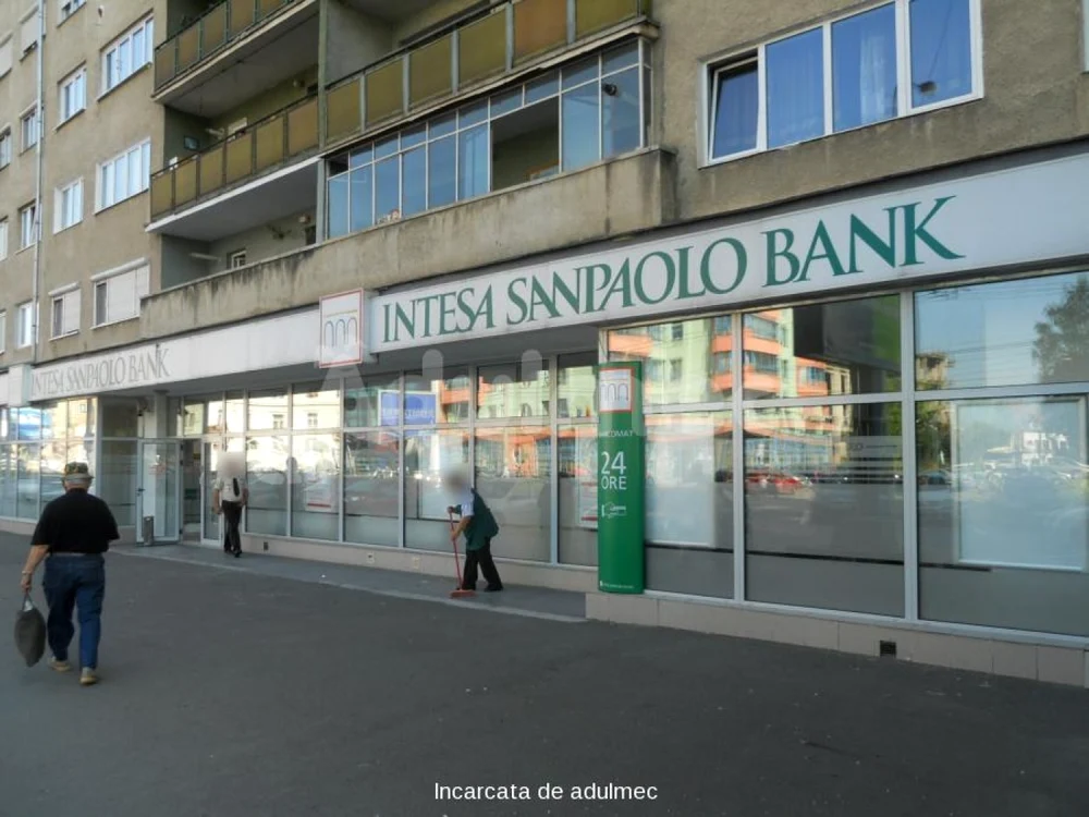 Intesa Sanpaolo Bank are în România 44 de sucursale şi 32 de agenţii