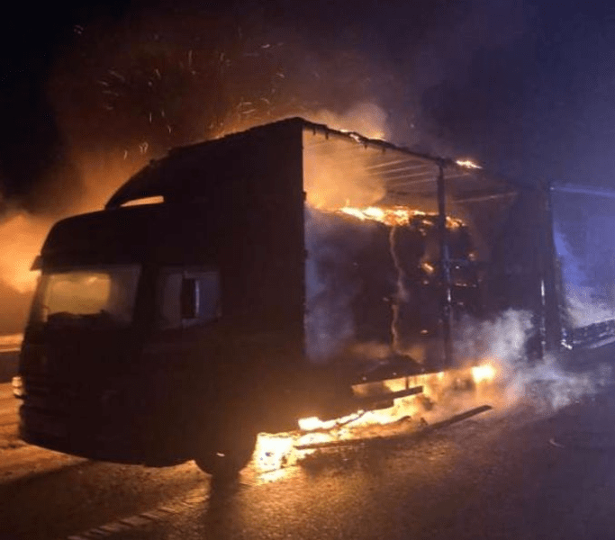 Un autocamion cu deşeuri de carton a luat foc pe A10. Autovehiculul s-a făcut scrum