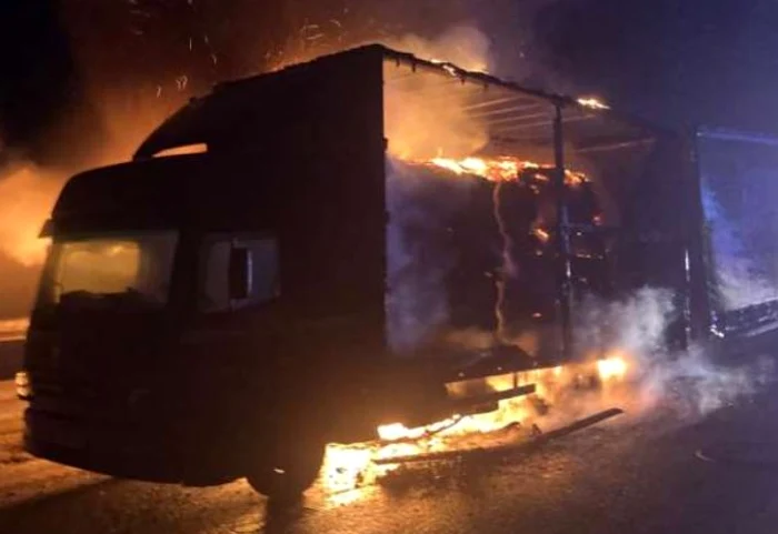 Camionul a luat foc. FOTO ISU Alba