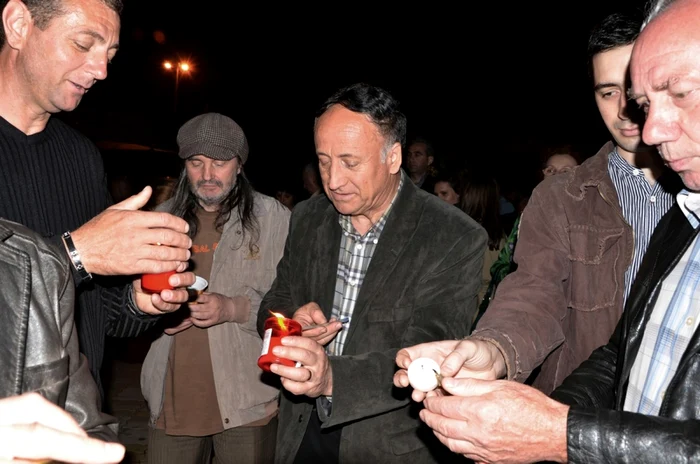 Tudor Pendiuc îşi aprinde o candelă cu Lumina Sfântă FOTO Laurenţiu Ionescu