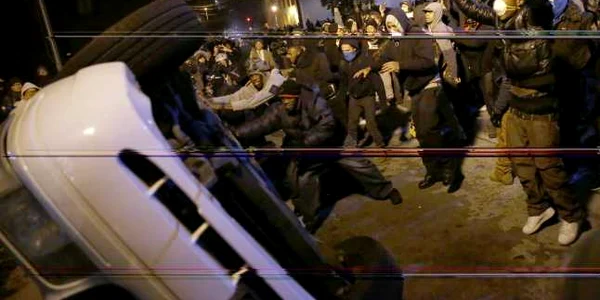 Protestatari vandalizarea o maşină de poliţie în faţa primăriei în Ferguson Missouri Statele Unite ale Americii FOTO AP