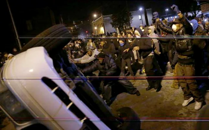 Protestatari vandalizarea o maşină de poliţie în faţa primăriei în Ferguson Missouri Statele Unite ale Americii FOTO AP