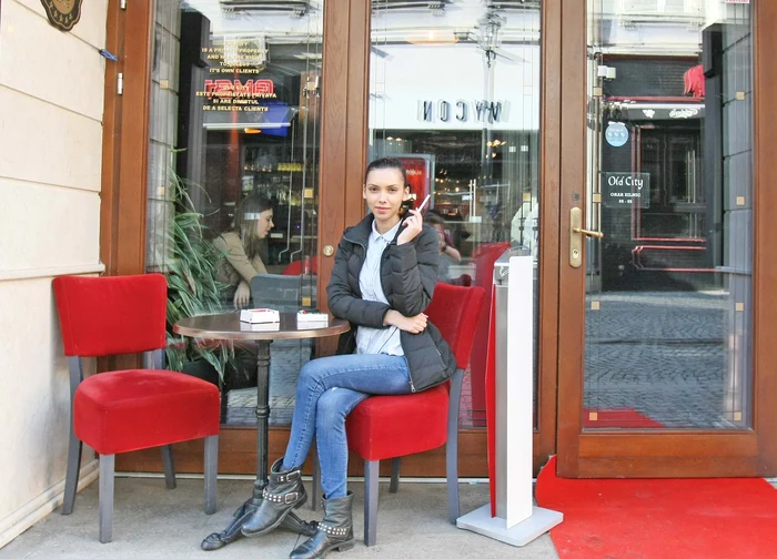 
    Oana Balint, 23 de  ani, testează deja  condiţiile fumatului în stradă  