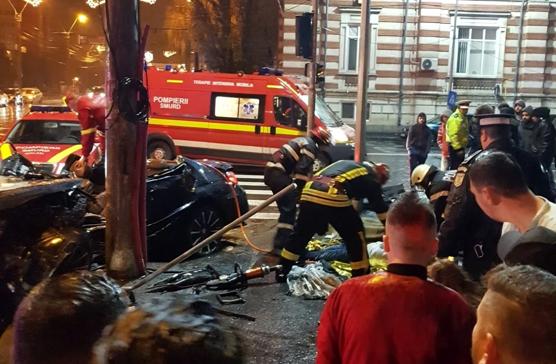 Şoferul şi o tânără de 17 ani şi-au pierdut viaţa în urma accidentului Foto: GSDG