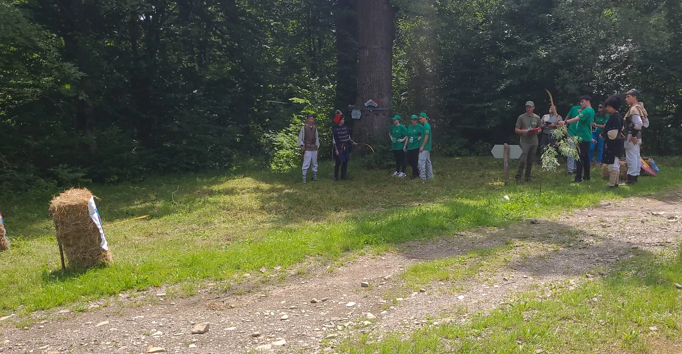 Tinerii au avut și o probă de tir cu arcul FOTO: Romsilva - Parcul Vânători Neamț