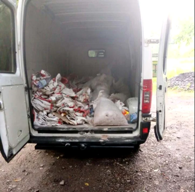 
    În microbuz erau mai mulți saci plini cu deșeuriFoto: tion.ro  