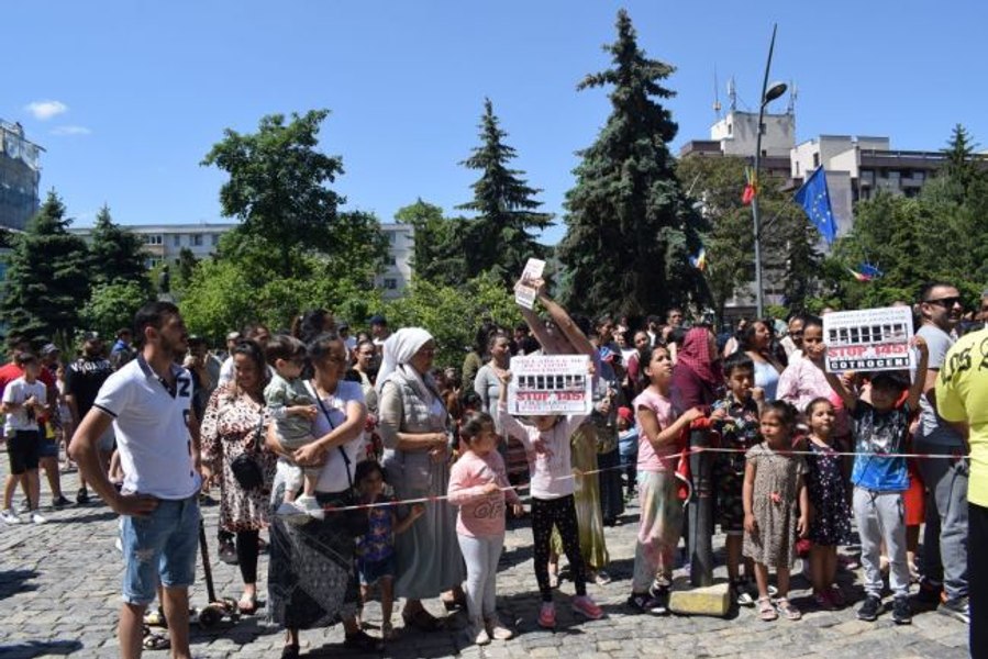 Sute de romi protestează la Botoșani. Aceștia se tem că prin proiectul de lege 145 le vor fi luați copiii