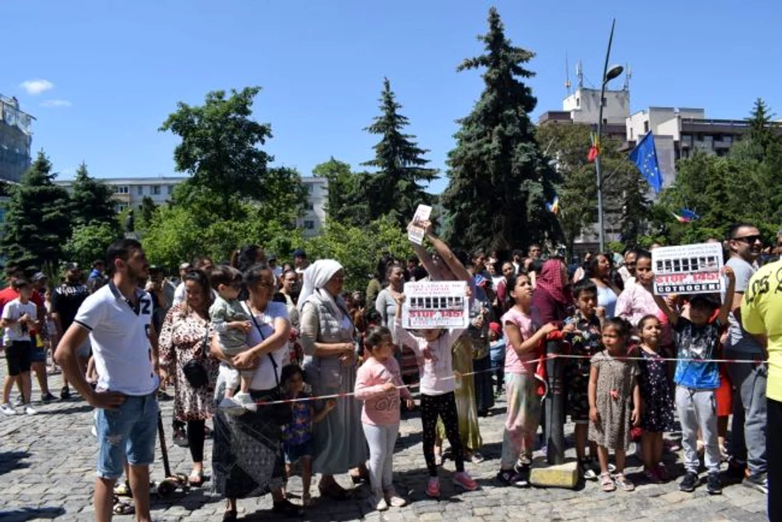 Romii au protestat in fața Prefecturii FOTO botosaneanul.ro