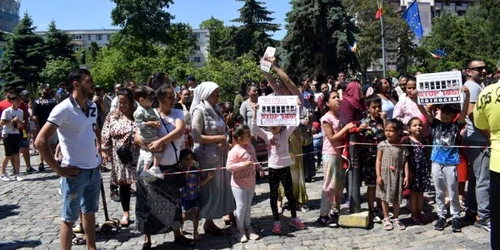 2 protestul romilor rupt in doua politicienii de la botosani lasati in pace grosul a plecat la bucuresti vrem conditii foto video jpg