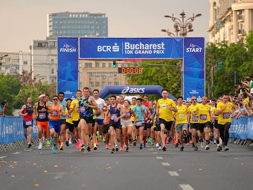 Peste 4.000 de alergători au luat startul la primul10K Grand Prix nocturn FOTO Facebook