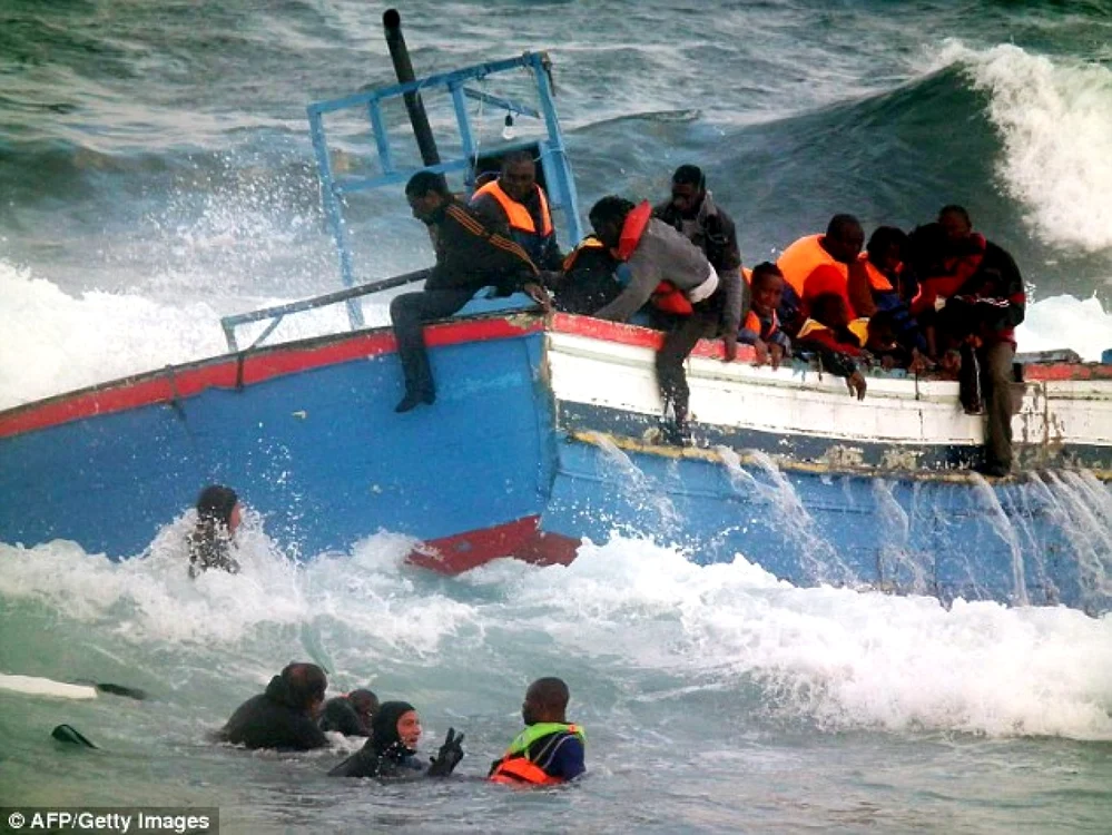 Migranţi în Marea Mediterană FOTO AFP/Getty Images via Daily Mail