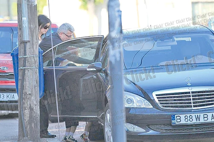 Vineri după-amiază, Adriana şi Silviu Prigoană au venit împreună să-i ia pe cei doi băieţi (FOTOGRAFII: MIHAI IONESCU)