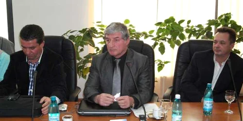 Ion Vasilache (centru) vrea un alt scaun în consiliul judeţean