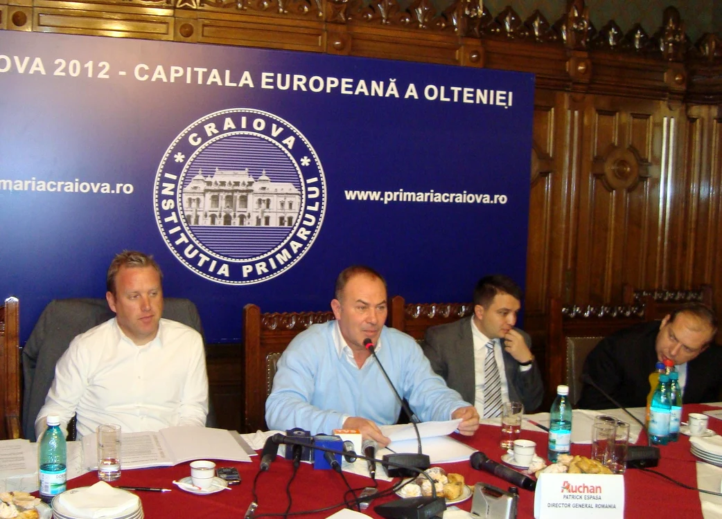 De la stânga la dreapta: cei doi reprezentanţi ai firmelor care dezvoltă mall-ul alături de Mărinică Dincă şi directorului Electroputere