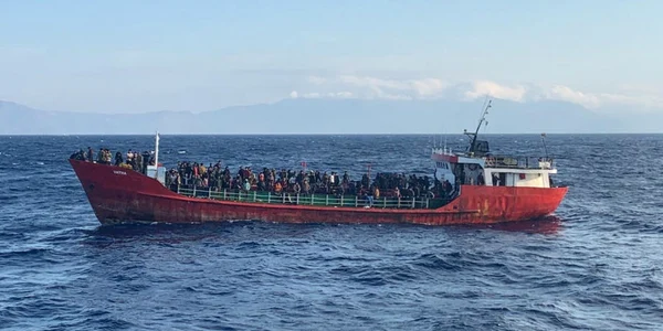 nava migranti grecia foto epa efe