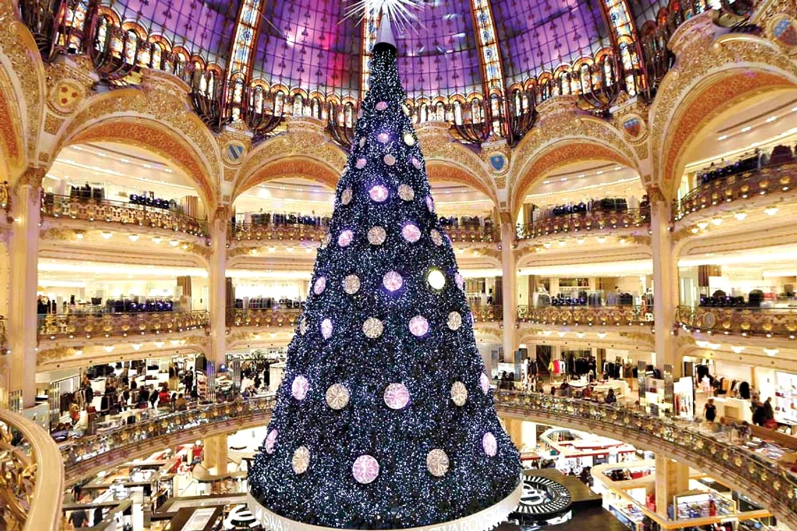 
    Bradul de anul acesta din Paris,  de la Galeriile Lafayette, are peste  21 de metri înălţime şi peste  5.000 de cristale Swarovski  